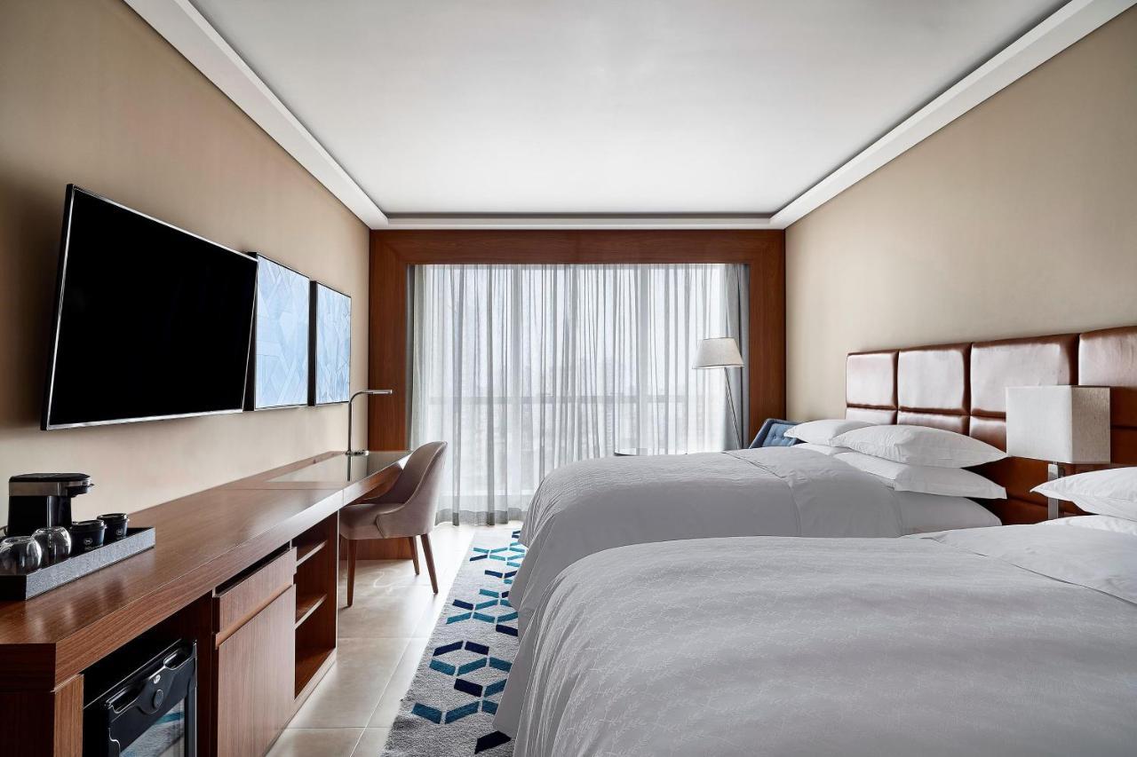 Sheraton Santos Hotel Exterior foto A guest room at the Hilton Garden Inn
